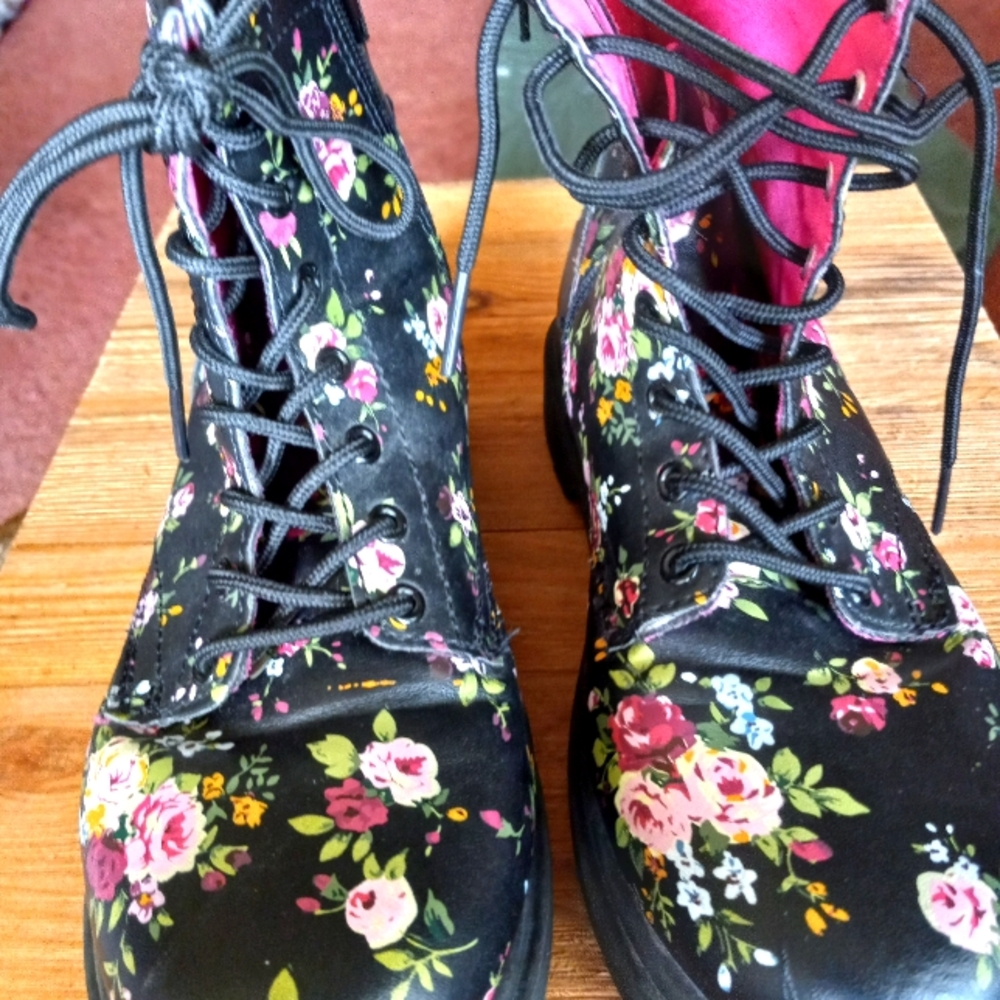 Girls size 3 flowered side zip boots